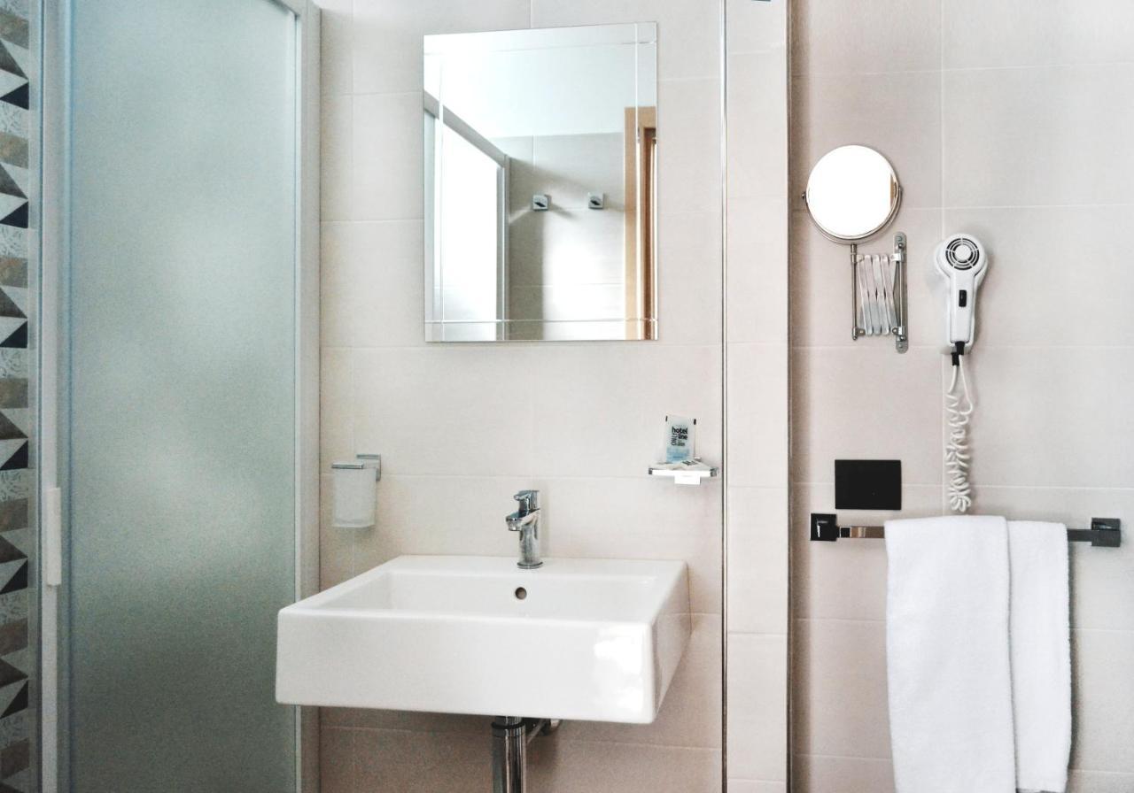 Color Hotel Римини Экстерьер фото